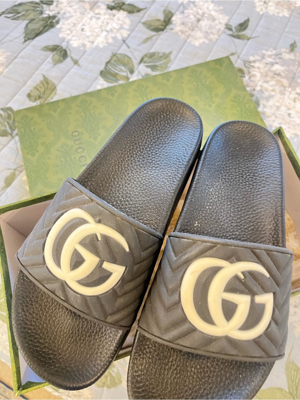 Preowened size US 9 Gucci Black GG Rubber Slide 🇮🇹🇮🇹🇮🇹UK 8. Good condition!